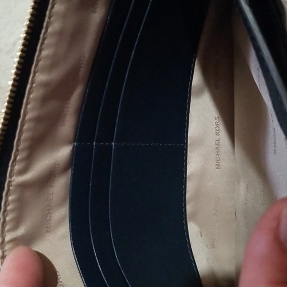 Michael kors wristlet. - Picture 4 of 8